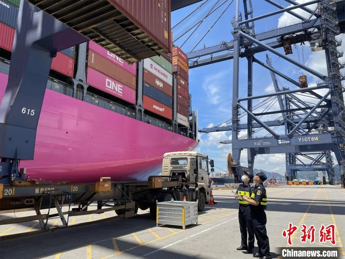 大鹏海关监管全球最大的集装箱货轮之一