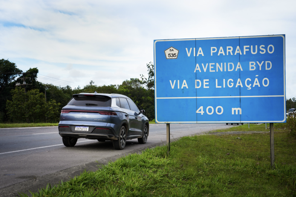 比亚迪巴西工厂正门前的道路已正式更名为“比亚迪路”,这是海外第3条以“比亚迪”命名的道路 比亚迪巴西工厂正门前的道路已正式更名为“比亚迪路”,这是海外第3条以“比亚迪”命名的道路